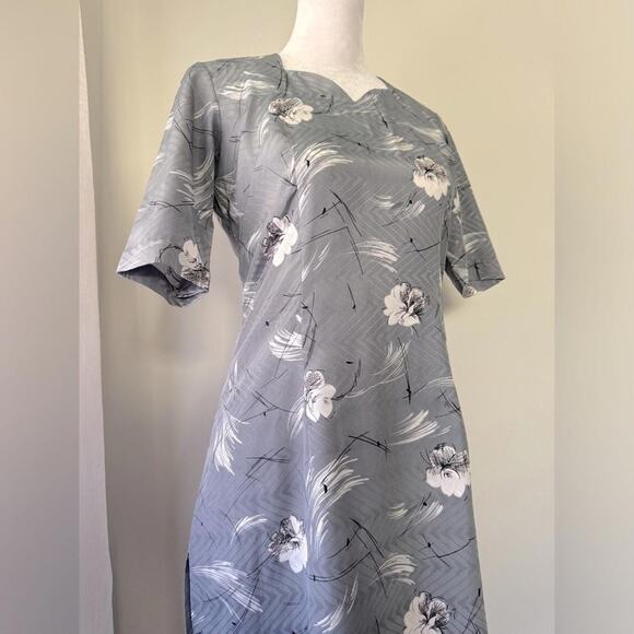 Vintage ‘70s Gray & White Floral Print Short Sleeve Midi Dress w/ Side Slits - Picture 3 of 8